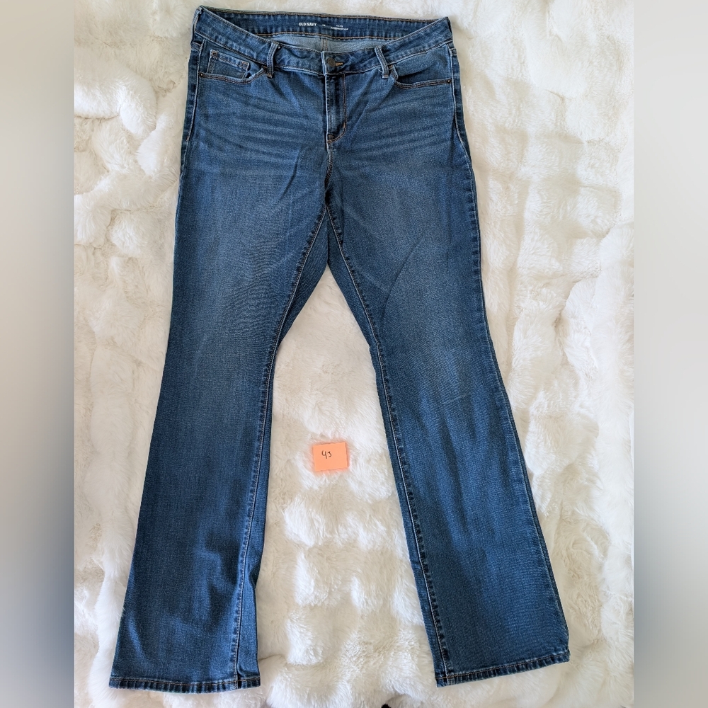 Old Navy Mid-Rise Kicker Bottcut Jeans // Medium Wash